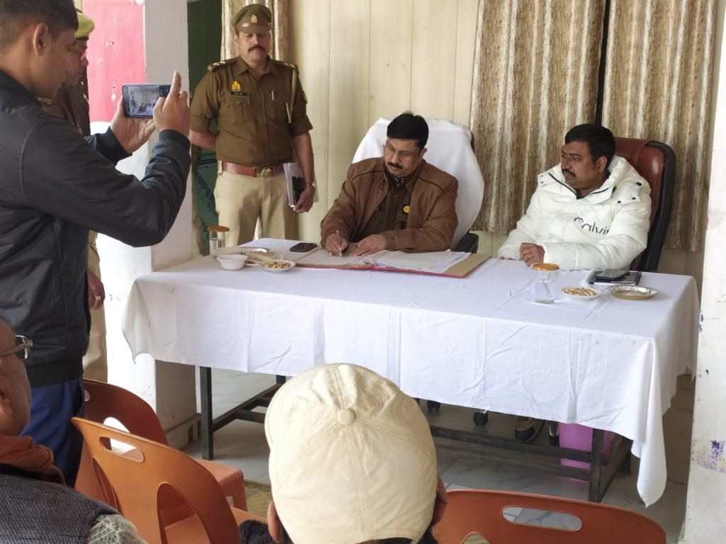 कौशाम्बी13जनवरी24*थाना समाधान दिवस पर संदीपन घाट थाने पहुंचे आईजी , डीएम , एसपी ने फरियादियों की सुनी फरियाद*