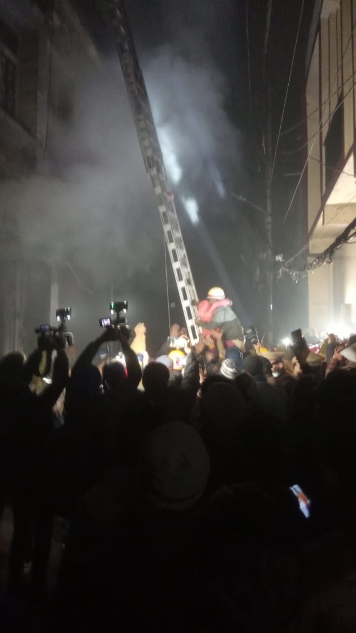 कानपुर15जनवरी24*थाना चमनगंज अंतर्गत रूपम चौराहे के पास बिल्डिंग में लगी भीषण आग।