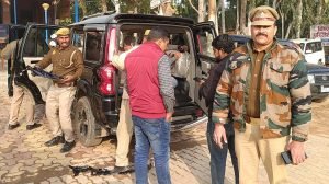 कौशाम्बी16जनवरी24*पुलिस ने वाहनों से काली पन्नी ब्लैक फिल्म निकलवाया*