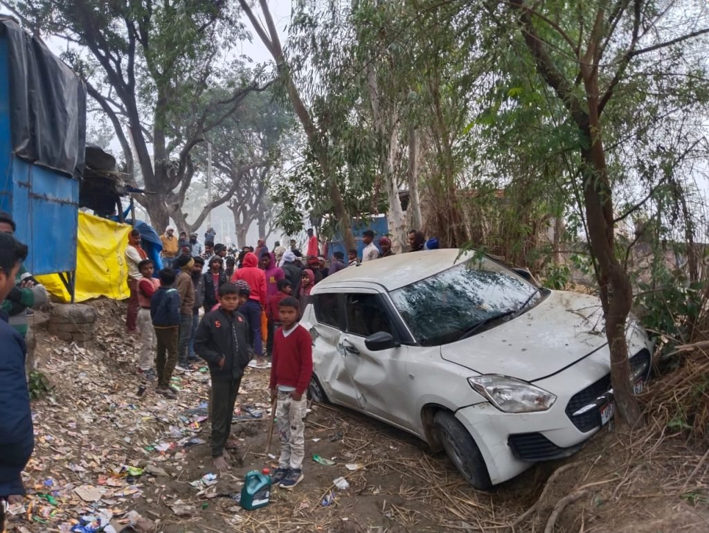 कौशाम्बी17जनवरी24*बाइक को बचाने के चक्कर में पेड़ से टकराई कार तीन लहूलुहान*