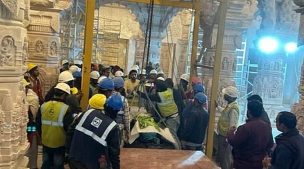 अयोध्या18जनवरी24*प्राण प्रतिष्ठा अनुष्ठान के दूसरे दिन बुधवार को रामलला की चांदी की प्रतिमा को राममंदिर परिसर का भ्रमण कराया गया।