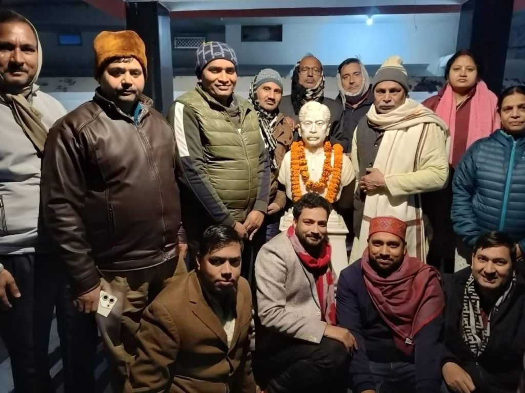 वाराणसी19जनवरी24*लमही में देर रात तक चली साहित्यिक काव्य गोष्ठी*