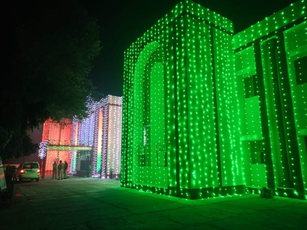 फिरोजाबाद21जनवरी24*पुलिस लाइन में दीपावली जैसा माहौल। फिरोजाबाद21जनवरी24*पुलिस लाइन में दीपावली जैसा माहौल।