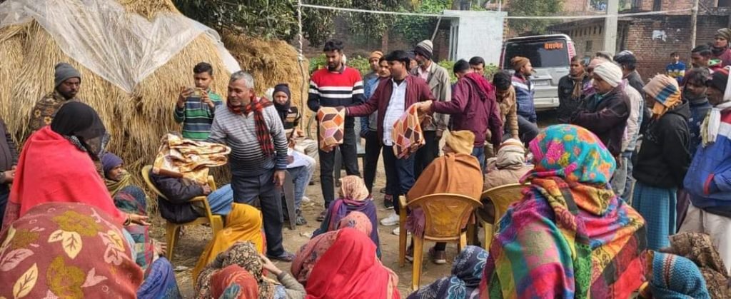 कौशाम्बी21जनवरी24*नगर पंचायत चरवा में गरीब कमजोर लोगों को अध्यक्ष ने दिया कम्बल*