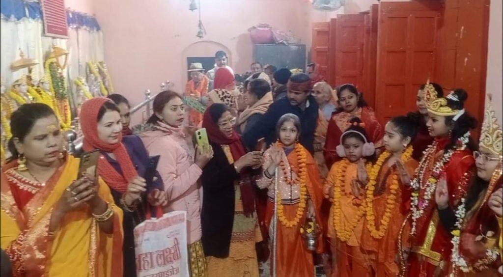 वाराणसी22जनवरी24*भगवान श्री राम लला जी के प्राण प्रतिष्ठा के उपलक्ष्य में शोभायात्रा का आयोजन किया गया। वाराणसी22जनवरी24*भगवान श्री राम लला जी के प्राण प्रतिष्ठा के उपलक्ष्य में शोभायात्रा का आयोजन किया गया।