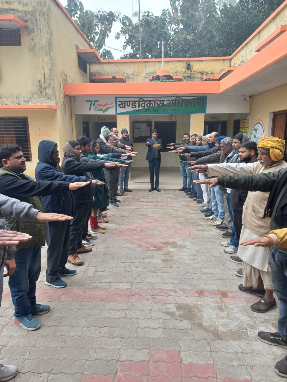 अयोध्या24जनवरी24*संविधान में प्रत्येक वयस्क नागरिकों को मतदान का मौलिक अधिकार मिला अयोध्या24जनवरी24*संविधान में प्रत्येक वयस्क नागरिकों को मतदान का मौलिक अधिकार मिला