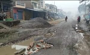 कौशाम्बी24जनवरी24*तिल्हापुर मोड नेवादा रोड की सड़क बनी तालाब*