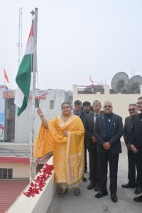 कानपुर नगर26जनवरी24*कानपुर परिसर में चैम्बर की वीमेन एंटरप्रेन्योर समिति की सलाहकार श्रीमती वर्षा सिंघानिया जी द्वारा झंडारोहण किया गया।