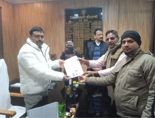 कौशाम्बी02जनवरी24*वाहन चालकों के लिए बनाए गए नए नियम के खिलाफ वाहन चालकों ने किया प्रदर्शन,डीएम को सौंपा ज्ञापन,*