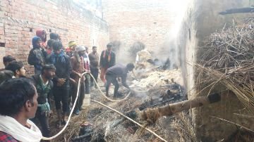 कौशाम्बी04जनवरी24*घर में लगी आग छप्पर कपड़ा,राशन हुआ खाक*