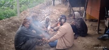 कौशाम्बी05जनवरी24*अलाव की पर्याप्त व्यवस्था ना होने से ठंड में ठिठुर रहीं जनता **