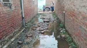 कौशाम्बी06जनवरी24*लाखों खर्च किए जाने के बाद नरक में तब्दील है गांव की सड़के*