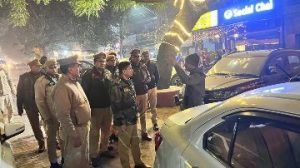 कानपुर नगर09जनवरी24*पैदल गश्त के दौरान जनसंपर्क के साथ अतिक्रमण हटवा कर वाहनों को चेक किया गया।