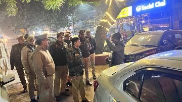 कानपुर नगर09जनवरी24*पैदल गश्त के दौरान जनसंपर्क के साथ अतिक्रमण हटवा कर वाहनों को चेक किया गया।