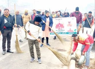 अब्दुल जब्बार अयोध्या15जनवरी24*विधायक रामचंद्र यादव ने रूदौली मे झाड़ू लगाकर स्वच्छता अभियान का किया आगाज