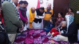 गोरखपुर16जनवरी24*एनकाउंटर में मारे गए माफिया के घर पहुंचे अजय राय