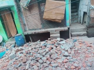 कानपुर नगर23जनवरी24*बजरिया क्षेत्र अंतर्गत कंघीमोहाल में अचानक एक मकान में हुआ धमाका।