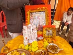 बहराइच23जनवरी24*भगवान राम की प्राण प्रतिष्ठा पर लोगो को मिष्ठान के साथ छोले चावल वितरित किए।