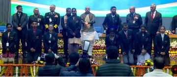 कौशाम्बी25जनवरी24*रक्षा मंत्री राज सिंह ने कल्पना चौरसिया को वीर गाथा पुरस्कार का प्रमाण पत्र दे कर किया सम्मानित* कौशाम्बी25जनवरी24*रक्षा मंत्री राज सिंह ने कल्पना चौरसिया को वीर गाथा पुरस्कार का प्रमाण पत्र दे कर किया सम्मानित*