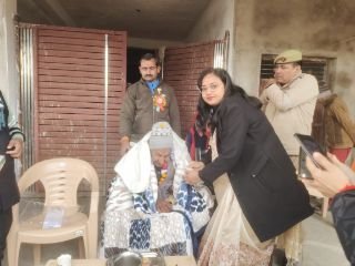 कानपुर नगर26जनवरी24*26 जनवरी के पर्व पर उप जिलाधिकारी बिल्हौर रश्मि लांबा ने स्वतंत्रता संग्राम सेनानी को किया सम्मानित