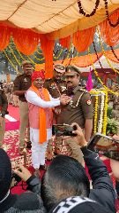 अयोध्या26जनवरी24*प्रभारी निरीक्षक संतोष सिंह को सांसद ने उत्कृष्ट सेवा के लिये दिया मेडल