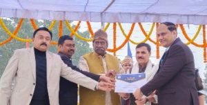 कौशाम्बी27जनवरी24*संयुक्त जिला चिकित्सालय कौशांबी को प्रदेश स्तर पर नामित किए जाने प्रभारी मंत्री द्वारा मुख्य चिकित्सा अधीक्षक को प्रशस्ति पत्र देकर किया गया सम्मानित* ।