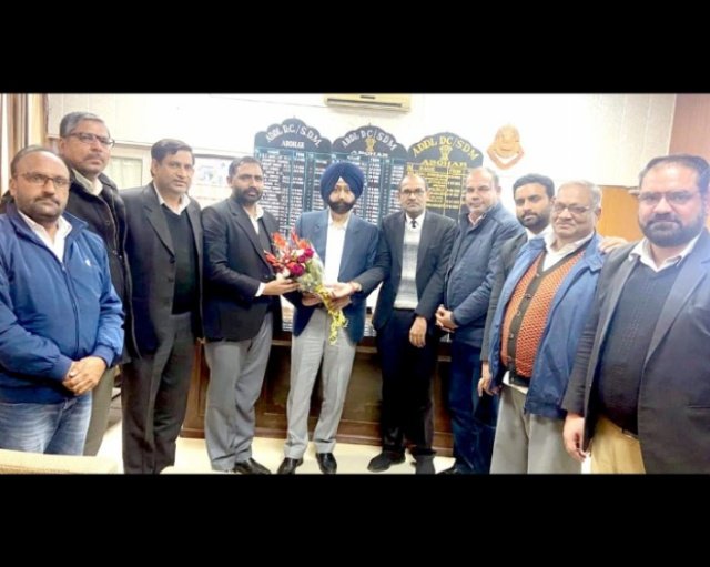 पंजाब 02 फरवरी 2024* बार एसो. ने एसडीएम रविंद्रपाल सिंह अरोड़ा को नगर निगम का कमिशनर नियुक्त होने किया सम्मानित