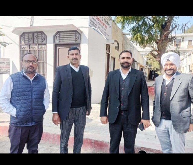 पंजाब 05 फरवरी 2024* वकील पर हुए पर्चे के विरोध में बार एसोसिएशन अबोहर के प्रधान लखविंद्र सिंह सिद्धू, सैक्ट्री गोरी शंकर माकड़ के नेतृत्व में वकीलों ने कलमछोड़ हड़ताल रखी