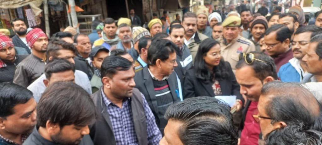 कानपुर01फरवरी24*बिल्हौर तहसील के विभाजन को लेकर दोनों संगठनों के अधिवक्ता उतरे सड़क पर कानपुर01फरवरी24*बिल्हौर तहसील के विभाजन को लेकर दोनों संगठनों के अधिवक्ता उतरे सड़क पर