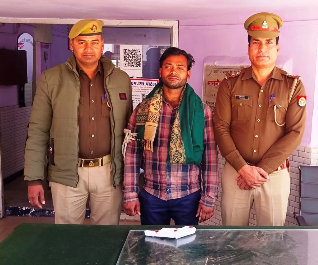 फिरोजाबाद08फरवरी24*थाना रामगढ पुलिस टीम द्वारा 01 शातिर अभियुक्त को 01 अवैध तमंचा व 02 जिंदा कारतूस सहित किया गया गिरफ्तार ।* 