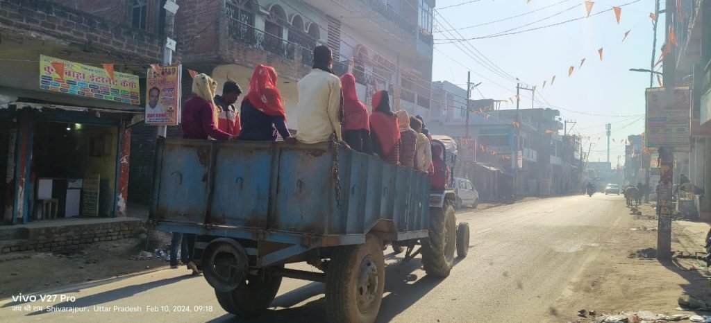 कानपुर नगर10फरवरी24*ट्रैक्टर ट्राली में भारी तताद में बैठे सांवरिया।