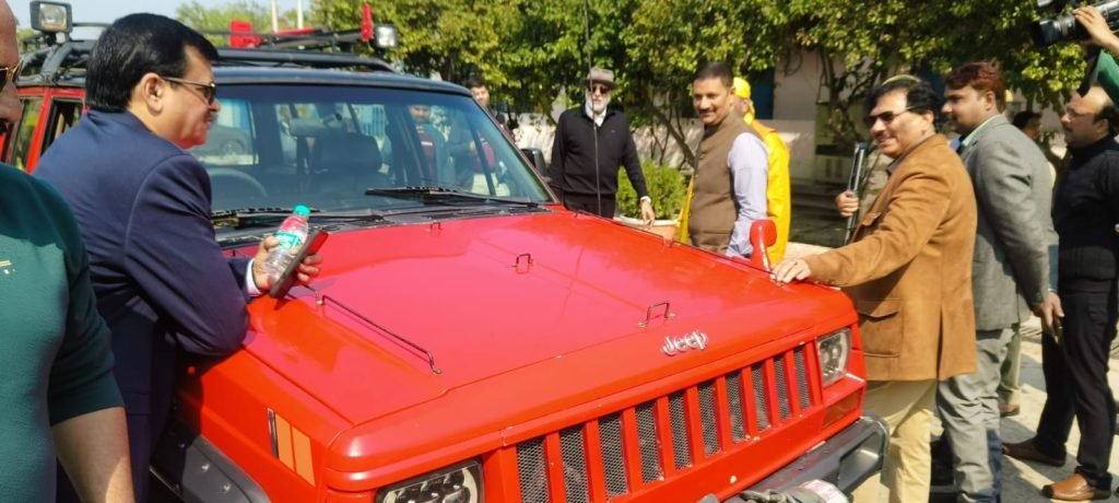 कानपुर नगर11फरवरी24*डीएम ने विंटेज कार रैली को हरी झंडी दिखाकर बिठूर नाना राव पार्क के लिए रवाना किया। कानपुर नगर11फरवरी24*डीएम ने विंटेज कार रैली को हरी झंडी दिखाकर बिठूर नाना राव पार्क के लिए रवाना किया।