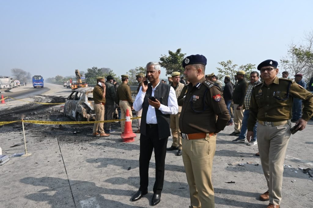 मथुरा13फरवरी24*बस कार हादसे में कार में जले 5 लोगो की हुई शिनाख्त