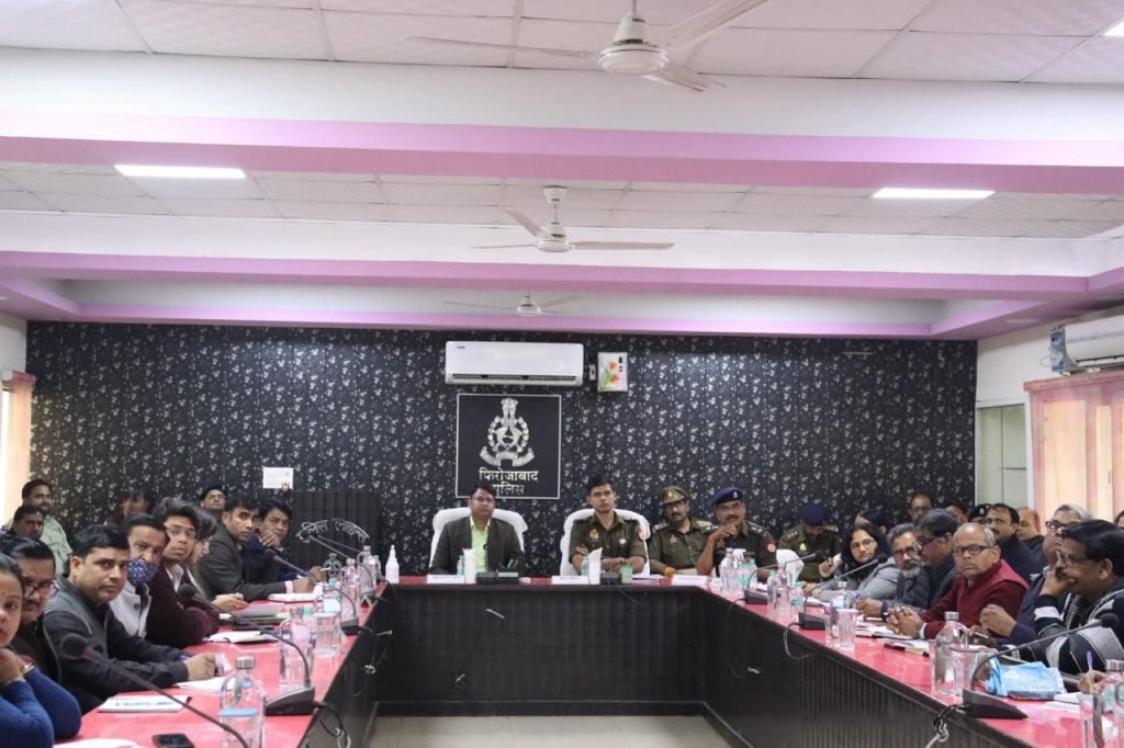 फिरोजाबाद13फरवरी24*कल पुलिस सीधी भर्ती को सकुशल सम्पन्न कराने हेतु डीएम व एसएसपी ने बैठक की। फिरोजाबाद13फरवरी24*कल पुलिस सीधी भर्ती को सकुशल सम्पन्न कराने हेतु डीएम व एसएसपी ने बैठक की।