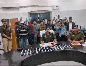 हरदोई16फरवरी24*हरदोई में सर्विलांस टीम ने सौंपें 10.60 लाख के 50 मोबाइल फोन, लोगों ने जताई खुशी*