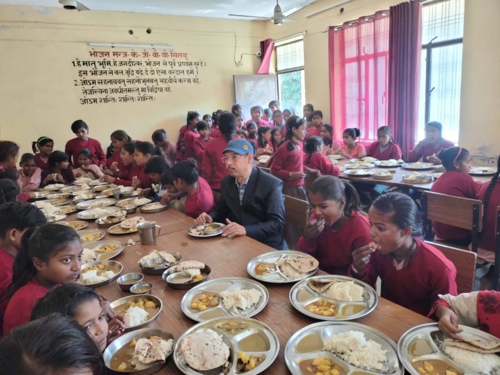 कौशाम्बी17फरवरी24*कस्तूरबा गॉधी आवासीय बालिका विद्यालय में बच्चो के साथ भोजन कर रहे सीडीओ के गले से नही उतरा कौर*