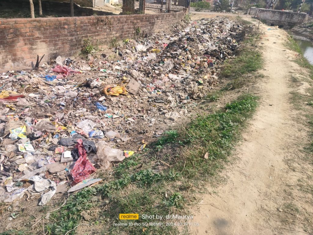 कानपुर19फरवरी24*बीबीपुर क्रशिंग के पास बंबिया के किनारे आज आठ महीनों से खुदी पड़ी सड़क हो सकता कोई बड़ा हादसा*