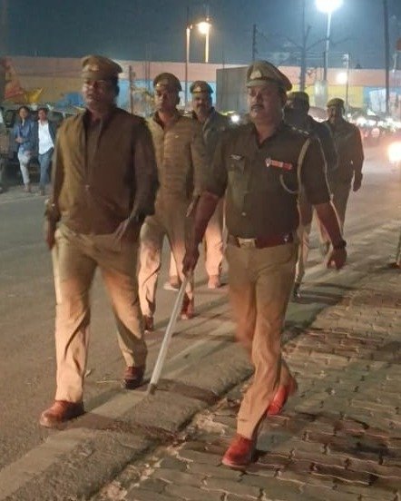 कुशीनगर19फरवरी24*पुलिस अधीक्षक के कुशल निर्देशन में चाक-चौबन्द सुरक्षा एवं शांति व्यवस्था दृष्टिगत पैदल गश्त कुशीनगर19फरवरी24*पुलिस अधीक्षक के कुशल निर्देशन में चाक-चौबन्द सुरक्षा एवं शांति व्यवस्था दृष्टिगत पैदल गश्त