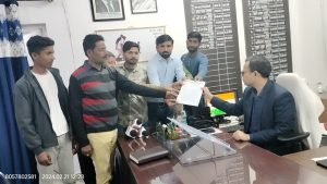 औरैया21फरवरी24*व्यापार मंडल नें खाद्य सुरक्षा एवं मानक अधिनियम भारत सरकार को संबोधित एक ज्ञापन एडीएम को सौंपा।