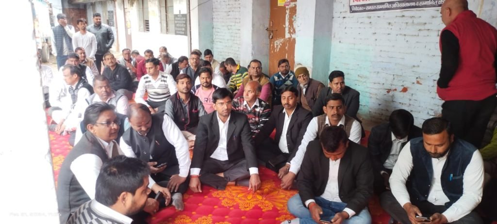 कानपुर21फरवरी24*बिल्हौर बार एसोसिएशन बिल्हौर व द लॉयर्स बिल्हौर के संयुक्त तत्वावधान में आज कलम बन्द हड़ताल जारी