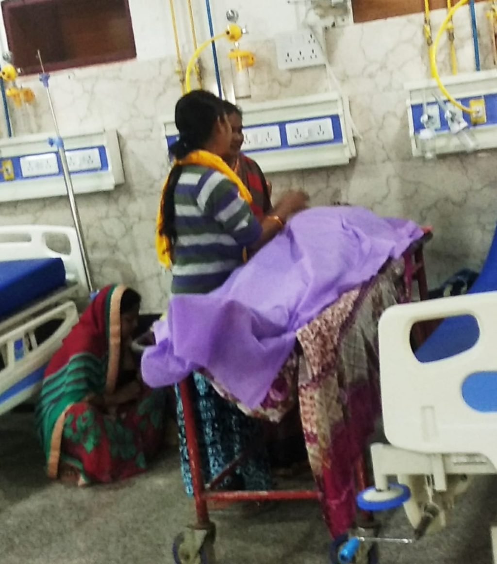 कानपुर21फरवरी24*Kanpur Gsvm हैलट अस्पताल की इमरजेंसी में 5 घंटे से पड़ा है मृतक का शव