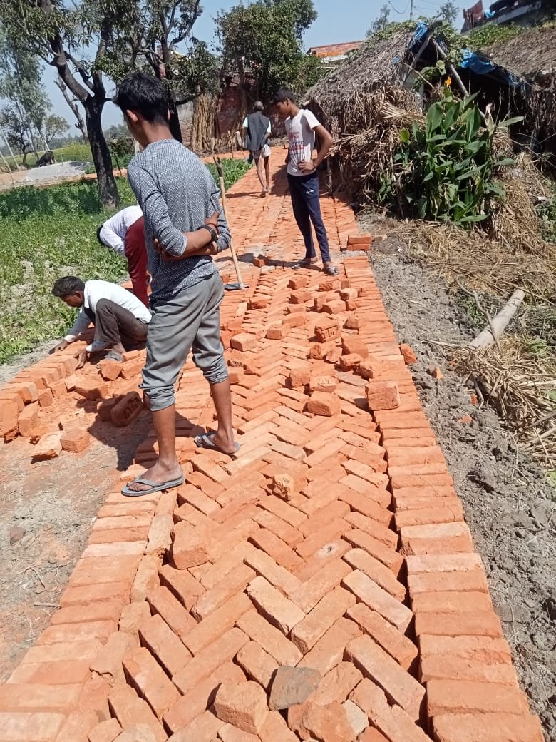 बहराइच24फरवरी24*खरंजा निर्माण कार्य मे हो रहा घटिया सामग्री का उपयोग।