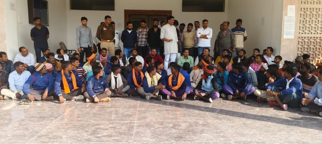 कौशाम्बी24फरवरी24*धरने पर बैठ गए नगर पालिका मंझनपुर के कर्मचारी* कौशाम्बी24फरवरी24*धरने पर बैठ गए नगर पालिका मंझनपुर के कर्मचारी*