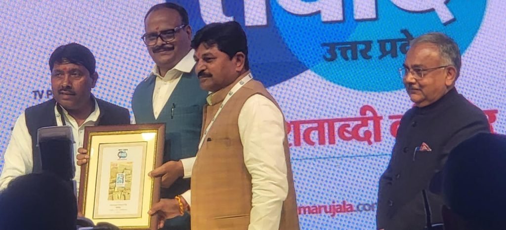 अयोध्या27फरवरी24*उपमुख्यमंत्री बृजेश पाठक ने सामाजिक कार्यों में सराहनीय योगदान हेतु सुरेश यादव को किया सम्मानित। अयोध्या27फरवरी24*उपमुख्यमंत्री बृजेश पाठक ने सामाजिक कार्यों में सराहनीय योगदान हेतु सुरेश यादव को किया सम्मानित।