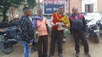 मिर्जापुर01फरवरी24*थाने और चौकी पर सुनवाई नहीं होने पर विकलांग पहुंचा पुलिस अधीक्षक के दरबार लगाया न्याय की गुहार* मिर्जापुर01फरवरी24*थाने और चौकी पर सुनवाई नहीं होने पर विकलांग पहुंचा पुलिस अधीक्षक के दरबार लगाया न्याय की गुहार*