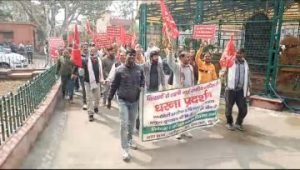 मथुरा05फरवरी24*विकास प्राधिकरण एम वी डी ए कार्यालय पर किसानो का धरना प्रदर्शन