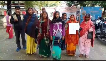 मिर्जापुर05फरवरी24*ग्राम प्रधान व लेखपाल के खिलाफ जिलाधिकारी कार्यालय पहुँचे ग्रामीण। मिर्जापुर05फरवरी24*ग्राम प्रधान व लेखपाल के खिलाफ जिलाधिकारी कार्यालय पहुँचे ग्रामीण।