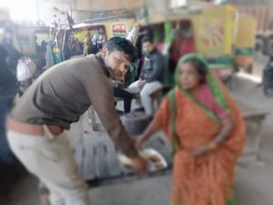 कौशाम्बी07फरवरी24*भूखी महिला को पुलिस ने कराया भोजन*