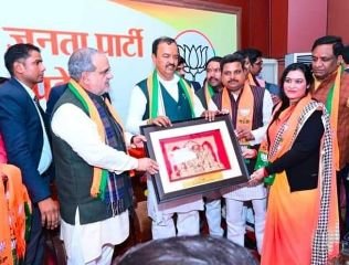 उन्नाव07फरवरी24*बांगरमऊ ब्लॉक प्रमुख ने ग्रहण की भाजपा की सदस्यता।