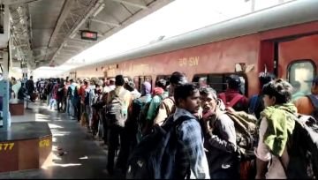 भागलपुर07फरवरी24*ट्रेनों में जनरल बोगी की संख्या कम होने के कारण यात्रियों को करना पड़ता है परेशानी का सामना। भागलपुर07फरवरी24*ट्रेनों में जनरल बोगी की संख्या कम होने के कारण यात्रियों को करना पड़ता है परेशानी का सामना।